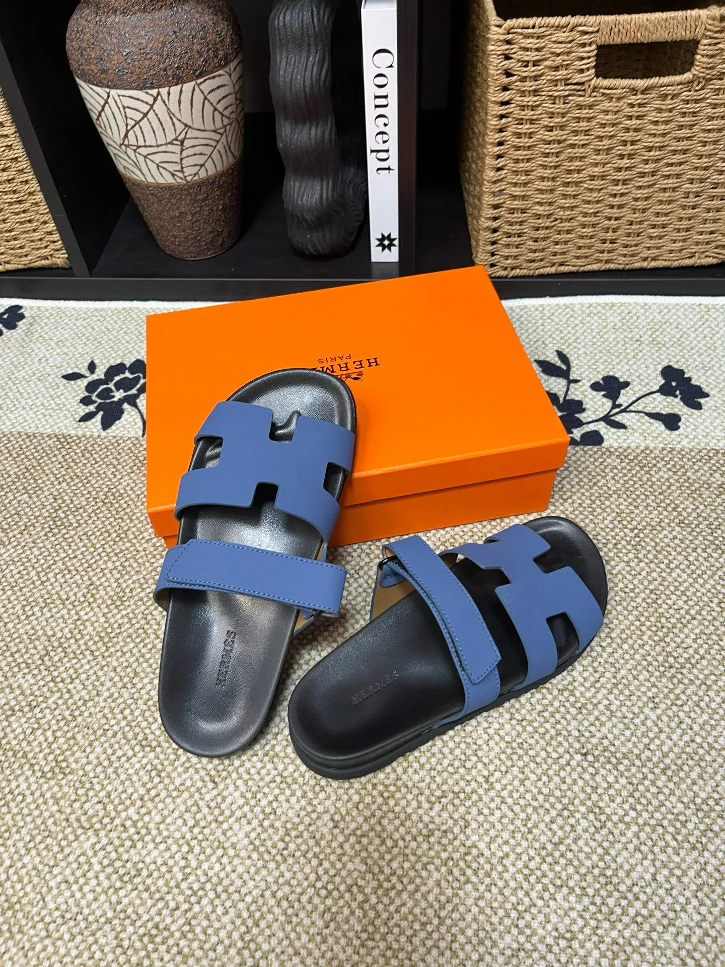 P300 Long-term stock Hermes men’s Kazimir slippers for couples - top quality woven calfskin functional sandals with intertwined uppers inspired by the “H” iconic pattern to create a casual look, perfect for summer. Imported cowhide + cowhide lining + TUP outsole Size: 35-46